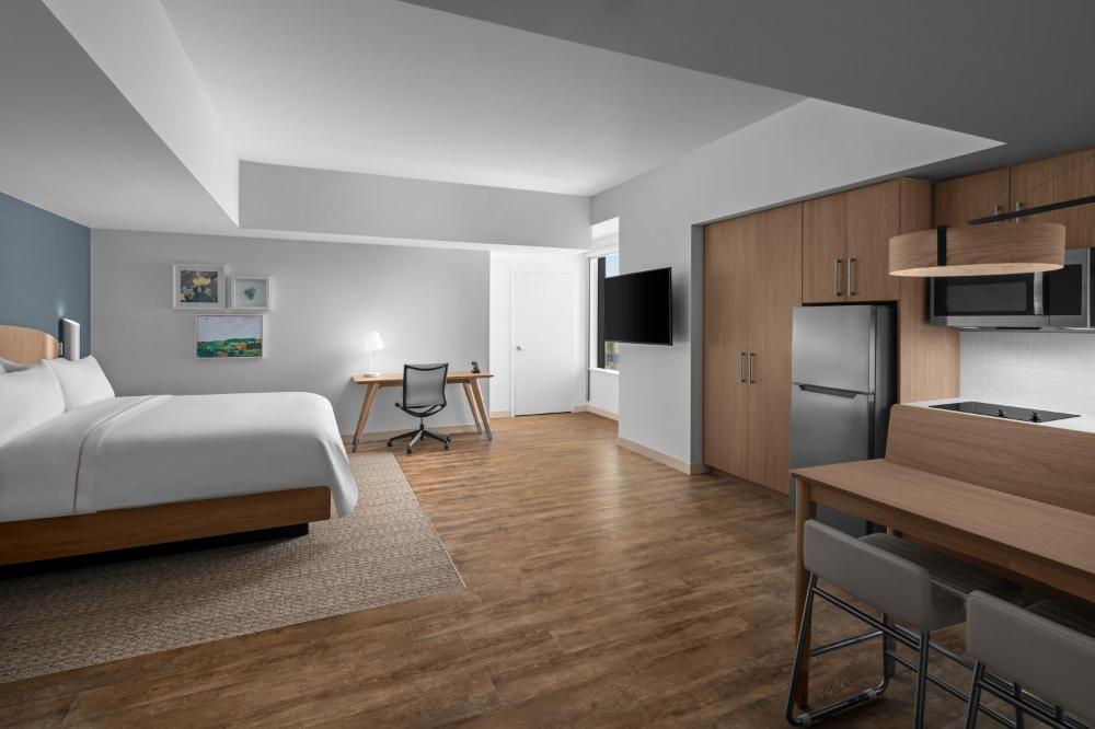 Queen Studio with Adapted Tub - Mobility and Hearing Accessible interior